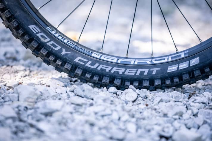   Schwalbe's Eddy Current shows where the Ekano is heading: extreme terrain. The massive tyres offer plenty of grip and puncture protection, but are also very heavy.