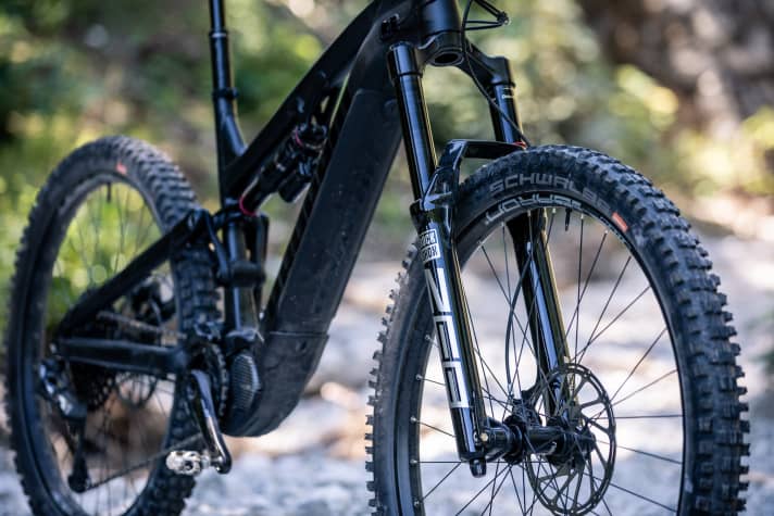   All versions of the new Ekano come with a thick 38 mm fork with 170 mm travel. The Performance model features high-quality Rockshox Lyrik Ultimate suspension.