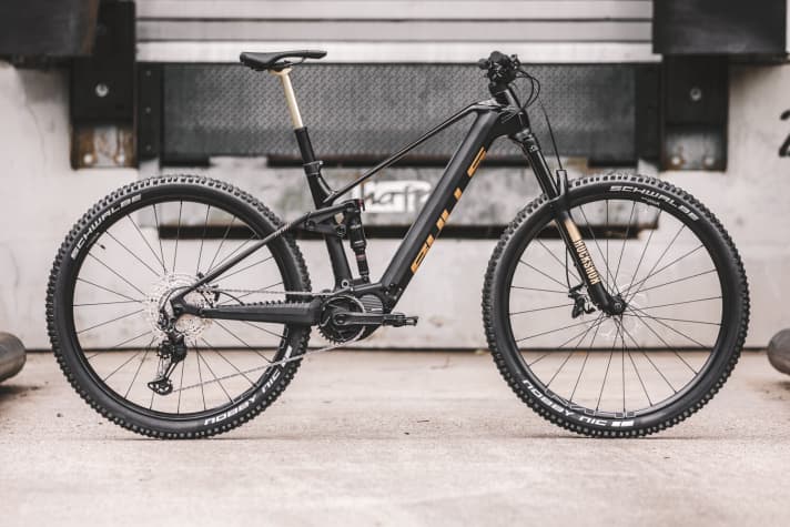   The right price-performance ratio! The entry-level model Sonic EVO AMS 1 Carbon offers a lot of E-MTB for little money. It starts at 4999 euros.