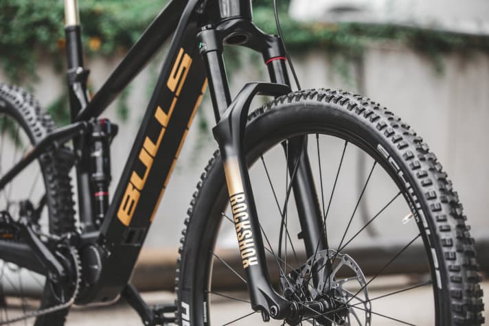   Das AMS zieht mit 140 Millimetern Federweg den Trail flach. Die ENS-Plattform stattet Bulls für den harten Enduro-Einsatz mit 160 Millimetern aus.