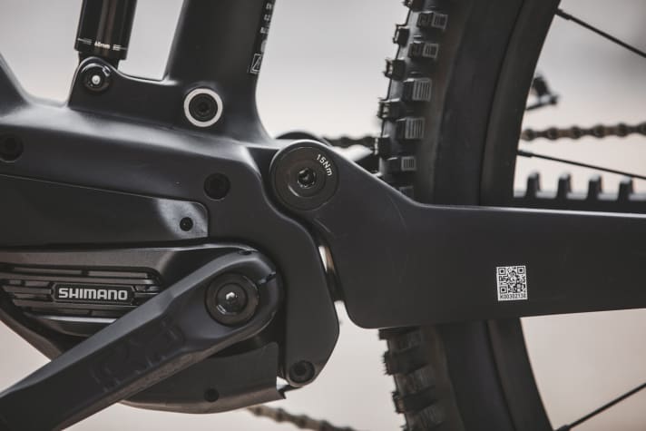   Beautifully shaped! The chain stay moulds itself almost seamlessly to the bottom bracket area.