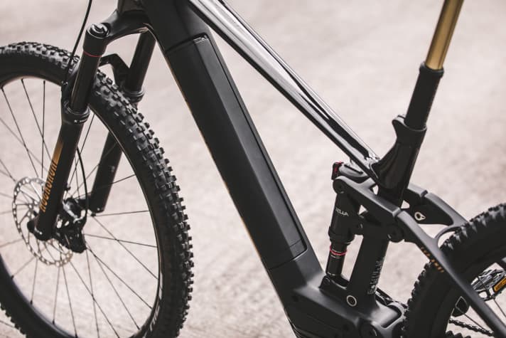   The Intube battery delivers 750 watt hours. The special feature: It is removed from the top of the down tube.