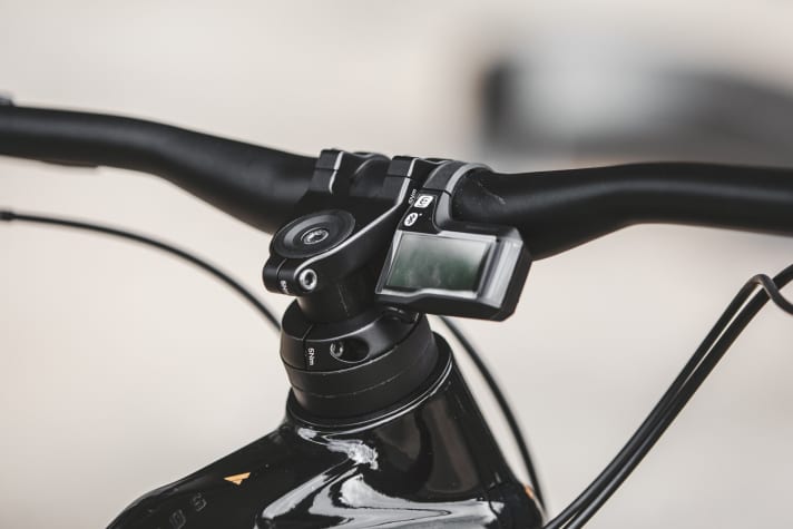   Sauber integriert! Die Elektro-Kabel verlaufen vom Shimano-Display ausgehend direkt in den Vorbau und sorgen damit für ein besonders aufgeräumte Steuerzentrale.