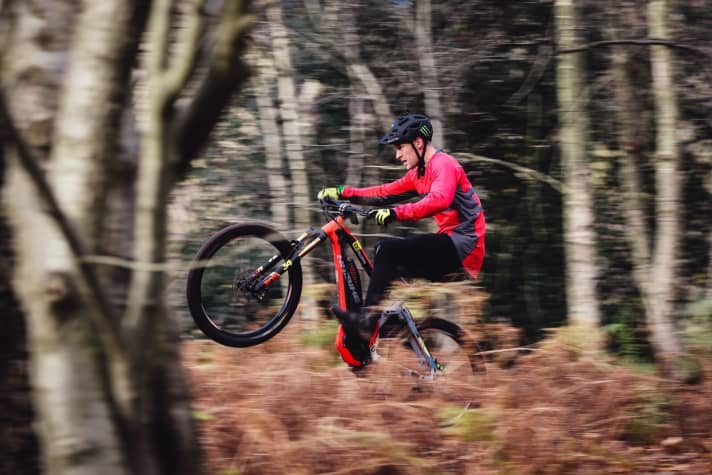 Sam Pilgrim wechselt auf's E-MTB, um nervige Uphills schneller bewältigen zu können.