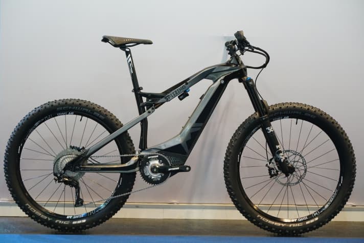   The Spitzing from M1 Sporttechnik has been completely redesigned for 2019 and continues to rely on the extremely powerful TQ motor. The battery delivers a whopping 880 watt hours. The result is similar to that of Haibike: despite the full carbon frame and lightweight tyres, the bike is said to weigh a good 25 kilos.