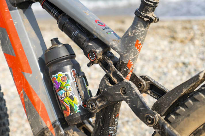   Thok TK01: Die Kinematik ist gelungen und holt 170 Millimeter Hub und viel Leistungaus dem einfachen Rockshox-Dämpfer. Gutes Ansprechen, viel Endprogression und stabiler Gegenhalt im Anstieg.