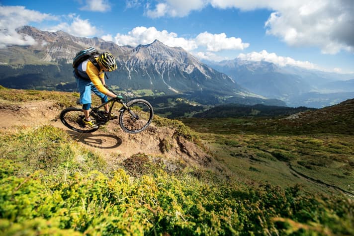   Bergriesen vor der Nase, einen handtuchbreiten Trail unterm Reifen und Fahrtwind in den Ohren – der Piz-Scalottas-Trail bläst dir die Birne frei und duscht dich mit Fahrfluss, dass dein Flow-o-Meter nur so piepst.