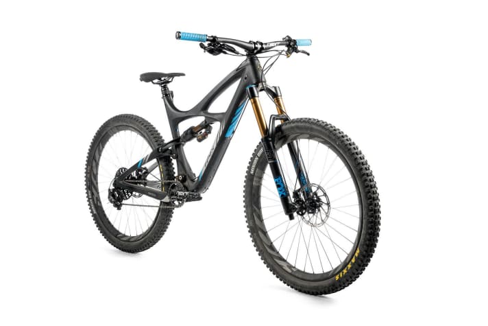   Ibis Mojo HD 3: Tri-Cycles vertreibt Ibis in Deuschland und stattet die Rahmenkits nach Wunsch aus. Wem Schwarz zu dezent ist, der kriegt das Mojo auch in Knatsch-Grün oder Hellblau.    