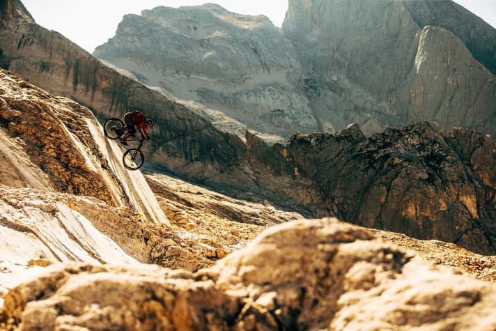   Kleine Jungs in großen Bergen: Die kanadischen Freeride-Heros spielten "Wer findet die geilsten Lines". "Diesmal hat Tippie gewonnen mit dieser Fels­platte auf halber Strecke zur Marmolada. Was für ein Berg!", sagt Wade Simmons. 