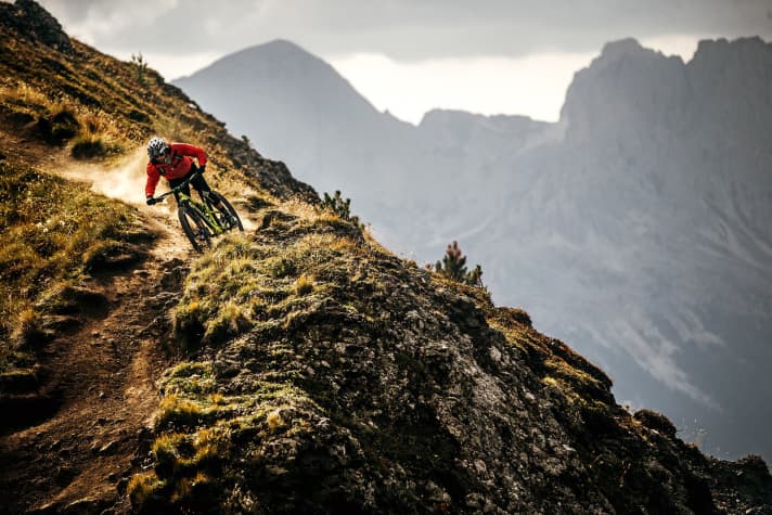   Nix schlägt einen staubigen Turn hoch oben in den Bergen. Bei so vielen Turns, sollte man denken, es würde langweilig – das Gegenteil ist der Fall.