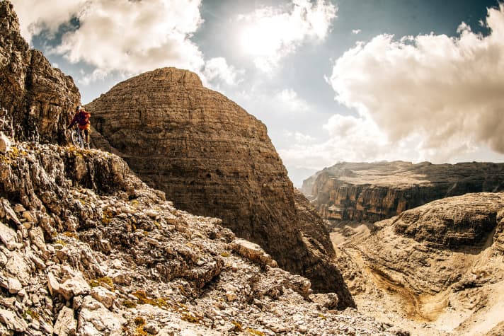   Hoch oben in der steinigen Sella-Gruppe scherzt Tippie: "Even the rocks have rocks!"
