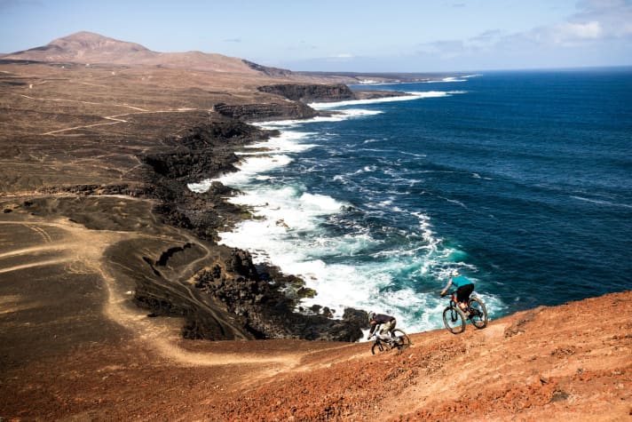   Bei uns legt der Winter den Bikesport lahm: kaum Sonnenstunden, Kälte, Schmuddelwetter. Ganz anders auf den Kanaren. Hier ist das ganze Jahr Sommer mit Baden im Meer und Biken in Shorts – und die Flüge dorthin sind oft unverschämt billig.