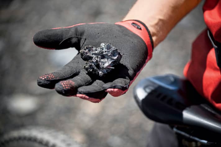 Mehr als solche Klumpen würden von uns und den Bikes vermutlich nicht übrig bleiben, spuckte der Villarrica plötzlich Feuer. Der letzte Ausbruch des Vulkans liegt erst zwei Jahre zurück.