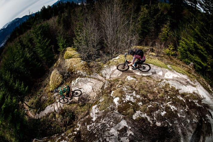   "Rock Roller", nennen die Locals Steilabfahrten über monströse Felsen. Die findet man zuhauf auf den Trails in Squamish und Pemberton. Wer hier verweigert, kriegt die Häme der Locals zu spüren.