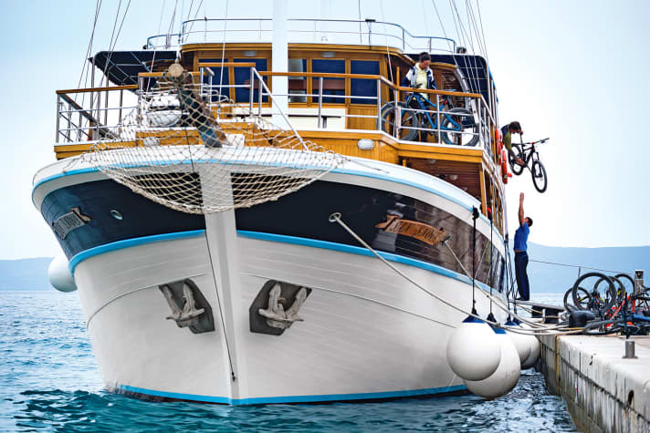   Zugegeben: Das sieht ziemlich dekadent aus, doch auch verdammt cool – unser Schiff ist Shuttle, Hotel und Chill-Area in einem.    