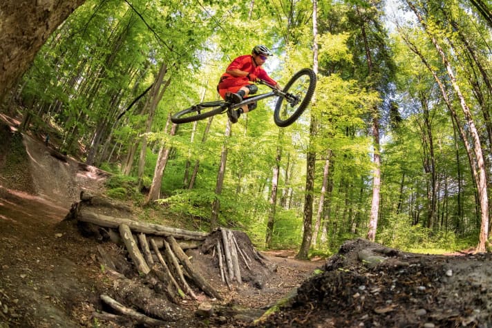   The name says it all: Ghost Asket. It jumps, drops and bulldozes downhill - but ascetically. This requires familiarisation and an "I'm not crying!" attitude.