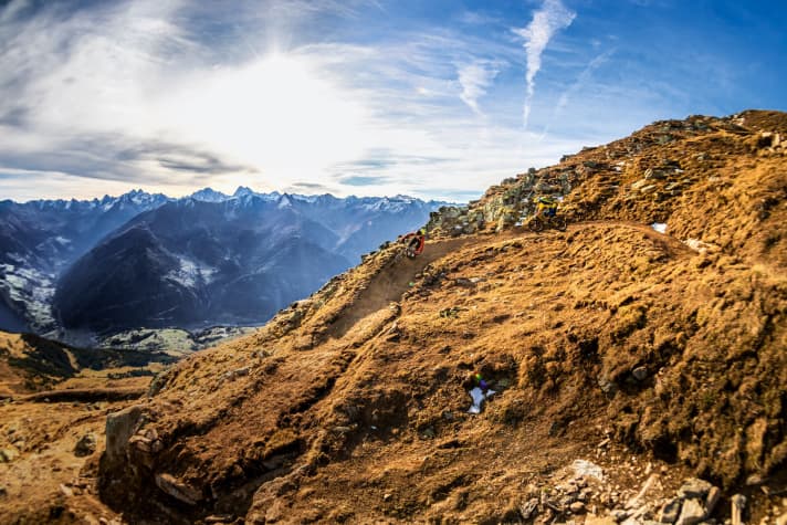   Berg-Paradies: Die Region Serfaus gehört mit 70 Liftanlagen und 212 Pistenkilometern zu den größten Skigebieten der Alpen. Doch auch im Sommer kann man hier Gas geben – Murmelbahnen wie diese und Traum-Pano­rama locken uns Biker in das Tal im Westen Österreichs.