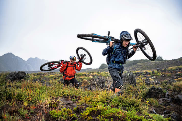 When these guys shoulder their bikes, riding is no longer an option: René Wildhaber (left) and Matt Hunter. René ("Racing is Life!") with clipless pedals, Matt ("Freeride forever!") on flats.