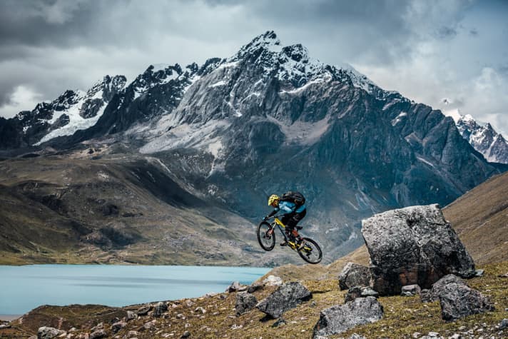   Irgendwo im Au­san­gate-Gebirge: Berg­riesen, Gletscherseen, keine Menschenseele weit und breit. Gully klappt sein Enduro zum Shoulder-Burner zur Seite. Nur nicht zu viel riskieren, denn schnelle Hilfe kommt hier nicht. Nicht mal langsame!