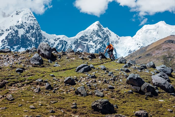   KC Deane verdient sein Geld eigentlich als Profi-Freeskier, wildert aber auch gerne im Bike-Sport, besonders mit Schneebergen im Panorama.
