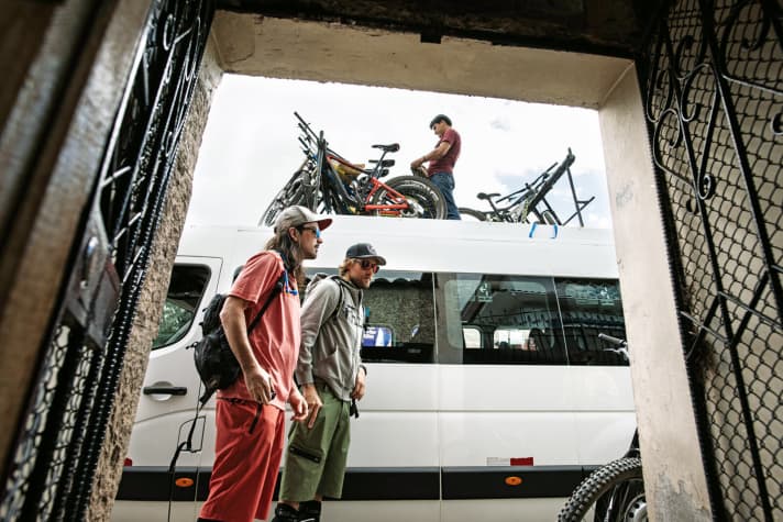   Here we are at the Haku Expeditions head office. Without the help of Bill and Nicole we wouldn't have managed the trip.