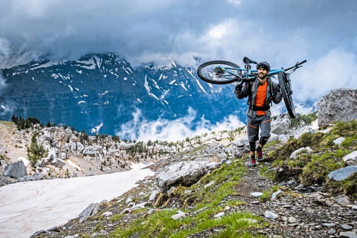   Wenn ein Transfer so aussieht, wissen wir, dass die EWS-Stages weit hinter uns liegen. Rafa tut, was sein muss beim steilen Aufstieg zum Pico Comodoto (2631 m).