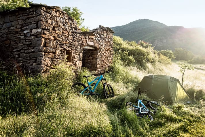   Camping next to abandoned walls. Up here, only the wind whistles and mice rustle in the grass. Not a soul far and wide.