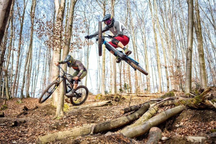   E-bikes are sluggish downhill and stick to the ground? On the contrary! Sure, the jump requires more physical effort, but then the big things fly far and high. And land safely and securely. And the best thing is that the way up to the next descent is almost as much fun. Freeride!
