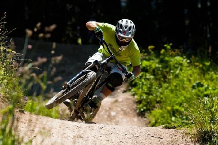   Attack: The "TR 250" is a successful mini downhiller with very good rear suspension performance and an extremely variable chassis. Depending on the set-up, it is equally suitable for trick-orientated freeriders or pure downhill fans.
