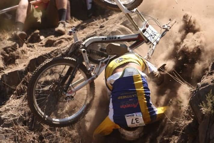   Houston, we have a problem: downhill speeds are getting higher and higher. At least this pitiful colleague thought of a back protector. A neckbrace certainly wouldn't have hurt either. Next time!