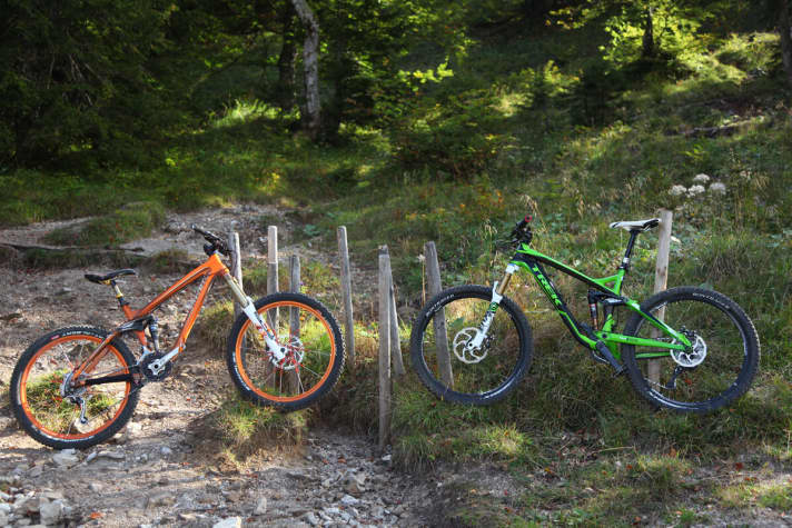   Old versus new: We pitted the new "Slash" (right) against the old "Remedy" from 2008. Despite the similarities, the "Slash" impresses with its more modern geo and powerful rear triangle.