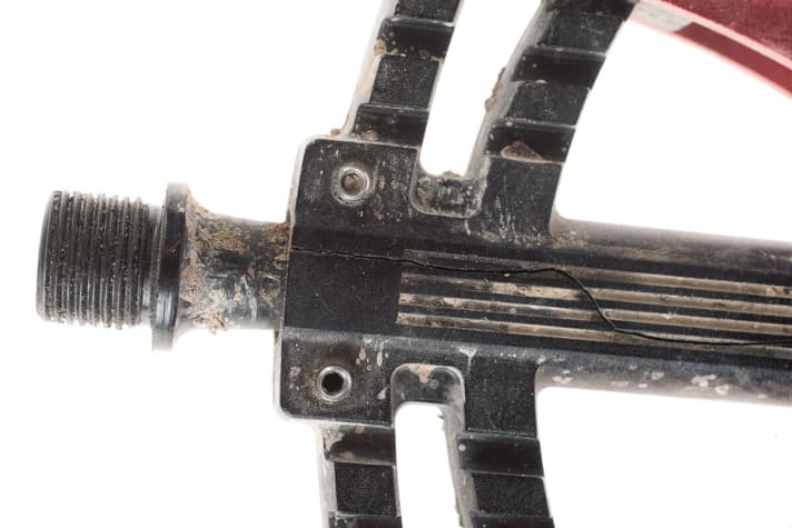   Der Mittelsteg der Crankbrothers-Pedale zeigte einen Riss im Mittelsteg.