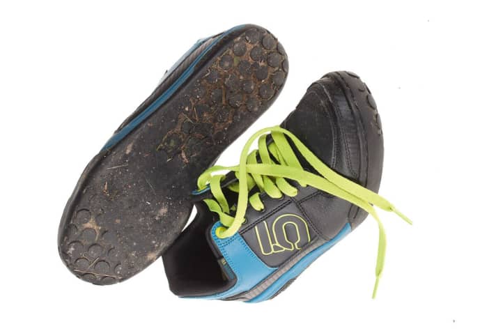   Freeride-Schuhe Five Ten Freerider VXI Elements klebt wie ein Tintenfisch am Pedal.