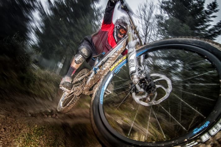   Always go for it: During the test on the downhill track in Bad Wildbad, the thick forks didn't have it easy. Here, test rider Chris Schleker gives the X-Fusion "RV-1 DH" the edge.