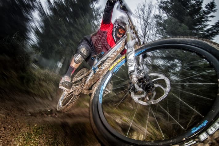   Immer voll draufhalten: Beim Test auf der Downhill-Strecke in Bad Wildbad hatten es die dicken Forken nicht leicht. Hier gibt Testfahrer Chris Schleker der X-Fusion "RV-1 DH" die Kante.