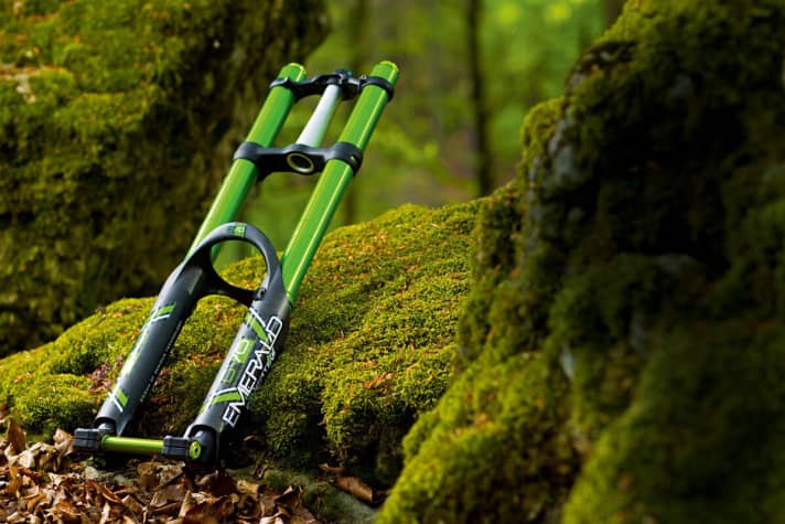   Sahnestück: Für 2099 Euro kaufen sich manche einen gebrauchten 3er-Golf, ein nagelneues Big Bike (siehe Test ab Seite 98) oder eben eine High-End-Gabel. Doch ist die Bling-Bling-Forke ihr Geld wirklich wert? 