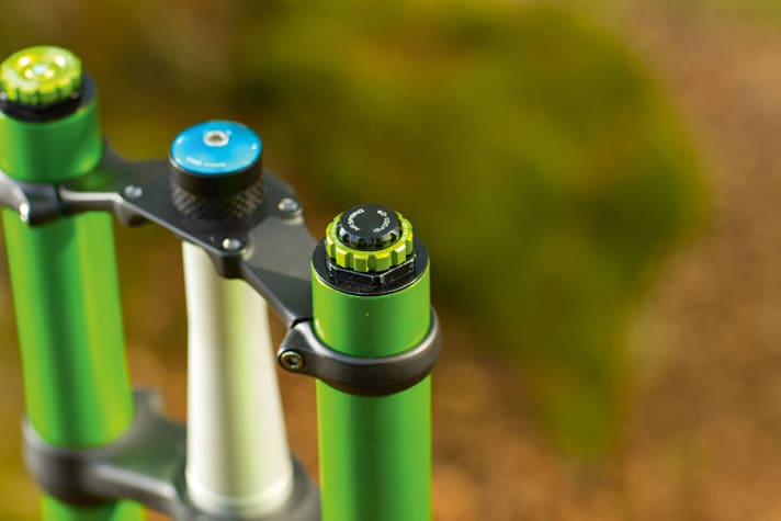   Losbrech-Moment (OTT), Zugstufe, Zwei-Stufen-Druckstufe: All die edel gerasterten Rädchen wollen auch gedreht werden. Gut: Auf der DVO-Homepage findet man einen Set-up-Guide mit exakten Klick-Angaben.