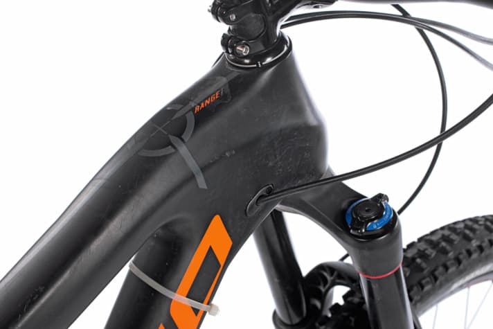   Carbonklops: Im Lenkkopfbereich des Norco haben die Ingenieure den Begriff "klotzen" neu definiert. In Kombination mit den sauber innenverlegten Zügen sieht das Range Carbon dennoch sehr edel aus.