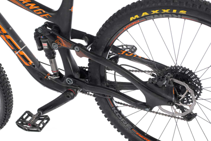   Norco-Kabelsalat: Auf dem Bild erkennt man den Nachteil innenverlegter Züge. Die defekte Hinterradbremse mussten wir ohne Werkstatt reparieren, sparten uns lieber eine aufwändige Führung durchs Innere und mussten dafür hässliche Kabelbinderei ertragen.