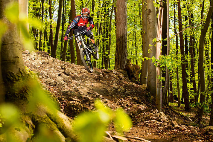   5 big bikes around 2000 euros in the FREERIDE test: Rider Johannes Fischbach