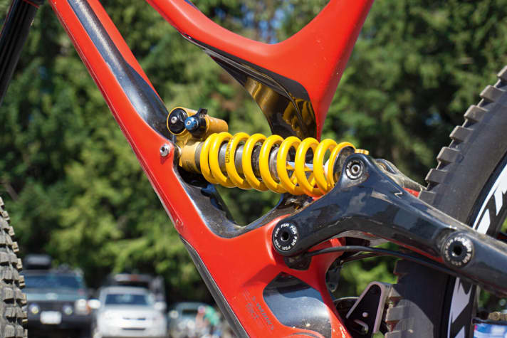   Specialized Demo S-Works 8 2015: Carbon makes it possible: An asymmetrical seat tube allows the shock to lie freely in the frame. The swingarm supposedly works with 60 per cent less friction.