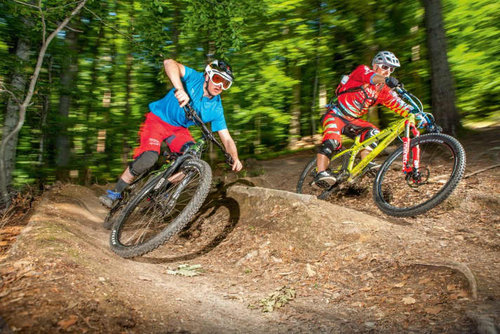   Racer Klausmann hat Wettkampf im Blut. Er will immer Erster sein – selbst beim Fotoshooting zum Test der Freeride-Hardtails. Tester Haymann bleibt da trotz "Braveheart"-Mimik chancenlos.