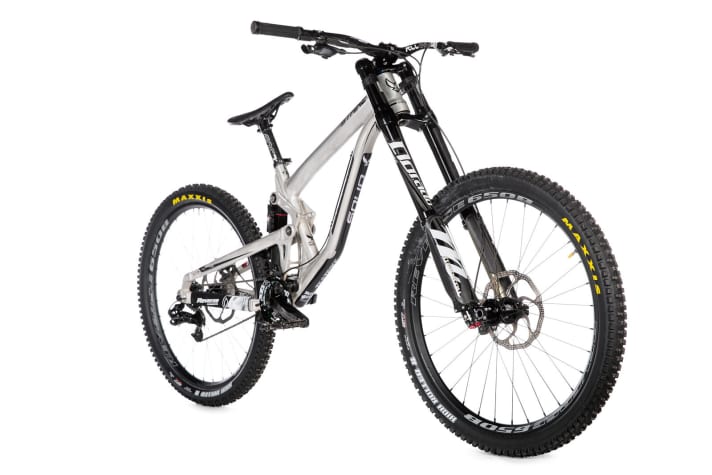   Flattener: The new downhill weapon from Solid comes with a super slack steering angle, long rear end and even longer wheelbase. In combination with the full rear end and the "Dorado", the bike is literally a safe bet even on the nastiest trails.