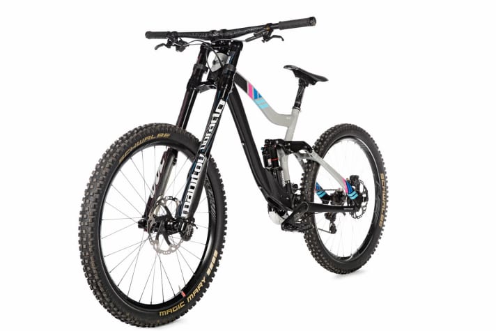   Fun maker: The Votec takes a more conservative approach. More classic geodata gives the bike a beautifully balanced character. Easy to swallow but easy to handle - ideal as an all-round bike for hobby downhilling and park use on built trails.