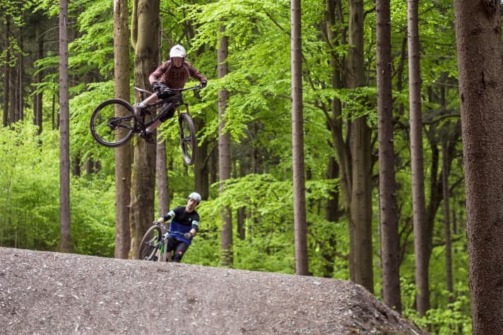   Eine deutsche A-Line? Leider nein. Die Jumpline in Schöneck ist schwieriger zu fahren und erzeugt nicht selben den Jubelfaktor wie das kanadische Vorbild. Das war aber auch klar. 