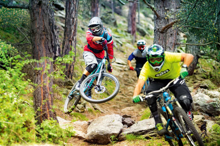   Spanking: To test the downhill performance, we rattled over the Tschilli trail in Latsch. Especially in the upper section, the terrain bumps and kicks, so that the bikes are really put to the test on this rodeo ride.