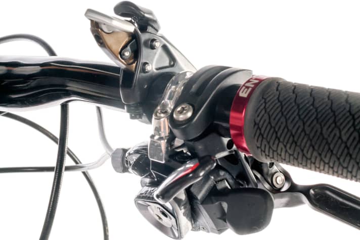   Calming down at the touch of a button: The Fox 34 on the Polygon test bike could be calmed down using the remote pressure control on the handlebars. However, the more powerful Fox 36 should be fitted as standard.