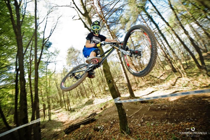 Airtime: Jumps mit spürbarer Airtime sind eine Seltenheit am Gardasee – dafür ist das Gelände schlichtweg zu steil. Doch findige Locals haben einen Weg gefunden, doch irgendwo einen Jump einzubauen – sehr gut!