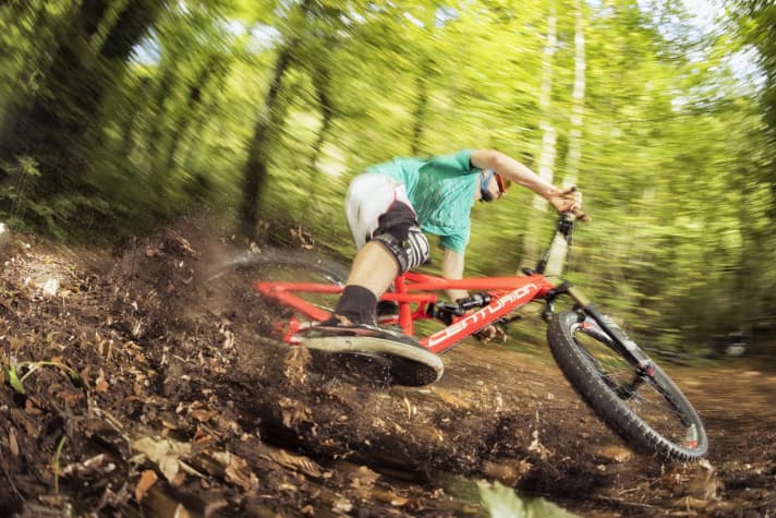   Braaap! tester Paul "banged" the trails with the Centurion. We are excited to see how the top model with the more powerful suspension will fare in our comparison test.