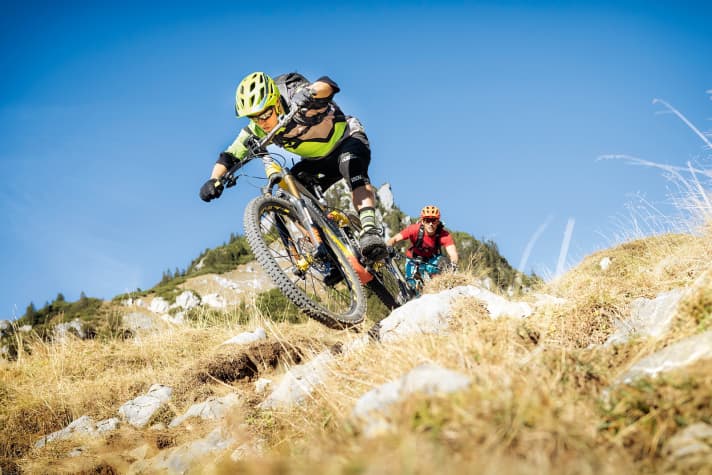   Discredited by many as a sports scooter, retirement home runabout or cheat bike, the new generation of e-bikes is a hell of a lot of fun. Only the battery power is still too puny. After 1200 metres in altitude at the latest, it's over.